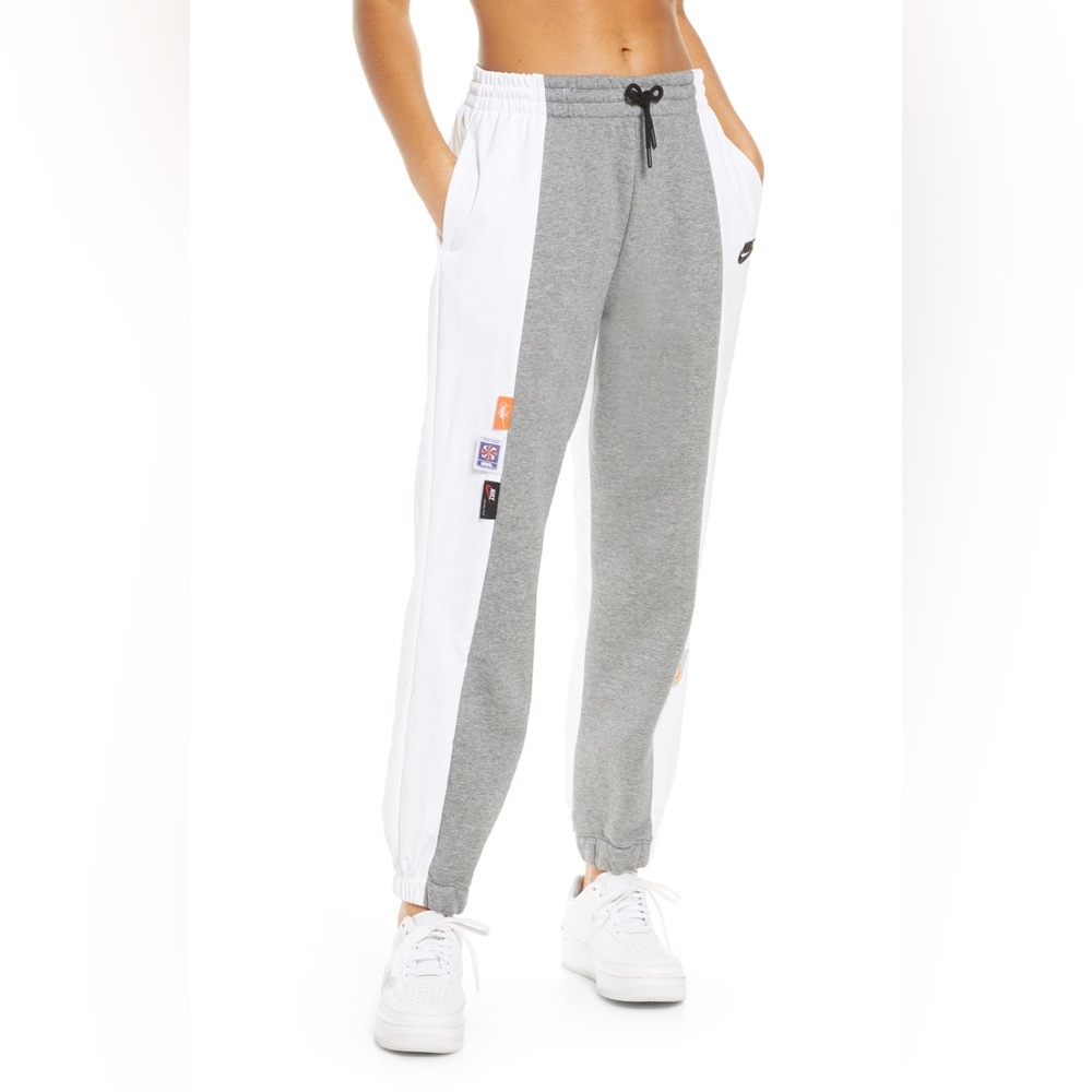Nike Women’s Sportswear Icon Clash Sweatpants Medium